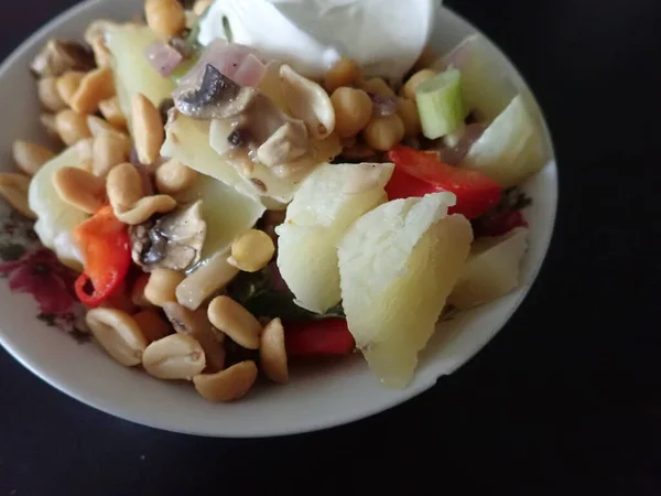 Zeytin Mantarlı Sıcak Sebze Salatası Portinosu — Stok fotoğraf