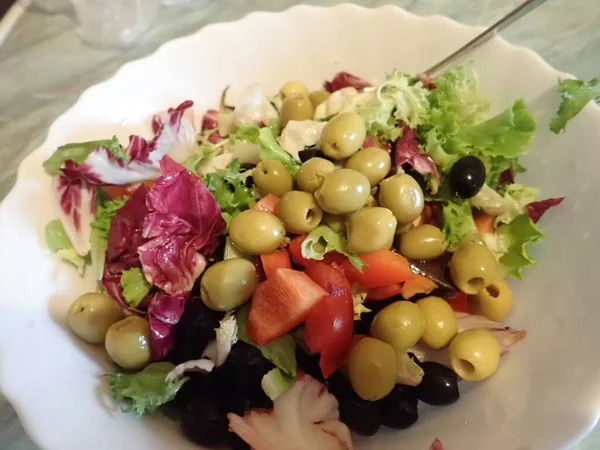 Portino Aus Warmem Gemüsesalat Mit Oliven Und Pilzen — Stockfoto