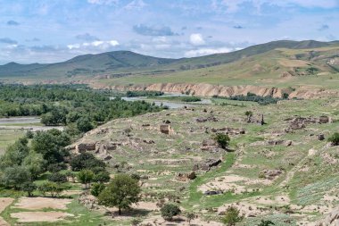 Gürcistan 'daki Kura Nehri Kanyonu' nda bir turistik bölge tarihi bir rock yerleşimi.