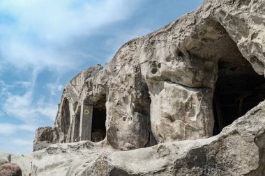 Gürcistan 'daki Kura Nehri Kanyonu' nda bir turistik bölge tarihi bir rock yerleşimi.