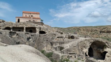 Gürcistan 'daki Kura Nehri Kanyonu' nda bir turistik bölge tarihi bir rock yerleşimi.