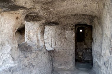 Gürcistan 'daki Kura Nehri Kanyonu' nda bir turistik bölge tarihi bir rock yerleşimi.