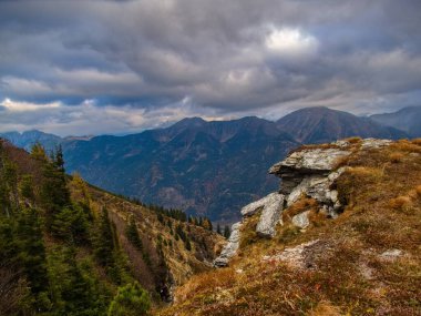 Güzel, serin sonbahar yürüyüşü Avrupa 'da Alpen Alpen' de.