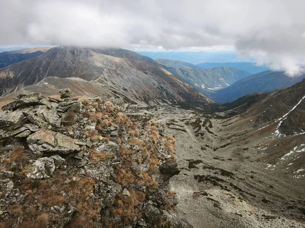 Güzel, serin sonbahar yürüyüşü Avrupa 'da Alpen Alpen' de.