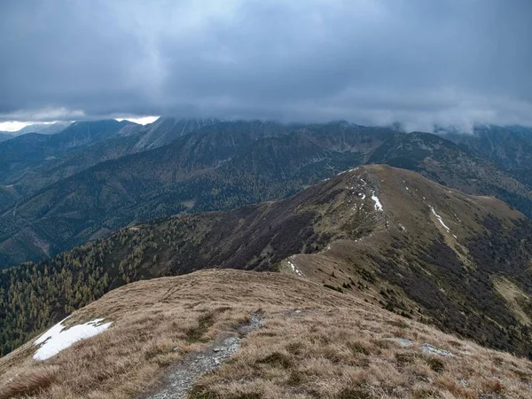 Güzel, serin sonbahar yürüyüşü Avrupa 'da Alpen Alpen' de.