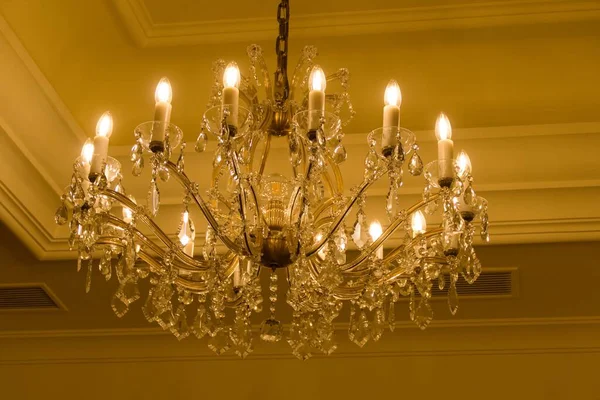 Değerli tarihi kristal tavan ışığı sarayda