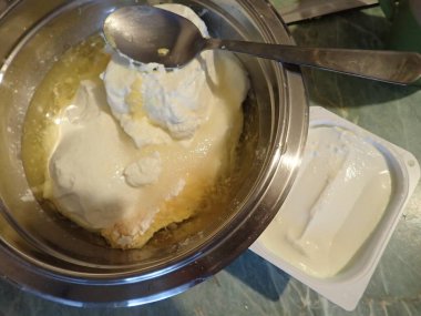 Mutfakta ev yapımı tatlı bir cheesecake.