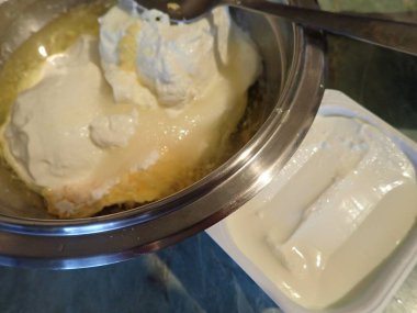 Mutfakta ev yapımı tatlı bir cheesecake.