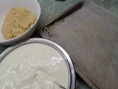 Mutfakta ev yapımı tatlı bir cheesecake.