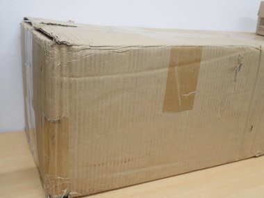 Taşınmak için karton karton kutunun ayrıntıları