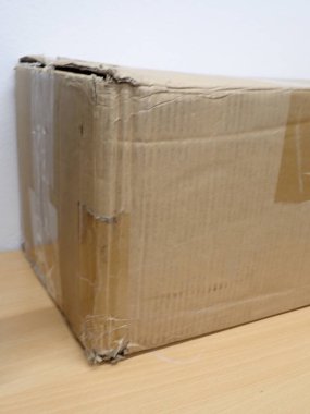 Taşınmak için karton karton kutunun ayrıntıları