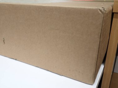 Taşınmak için karton karton kutunun ayrıntıları