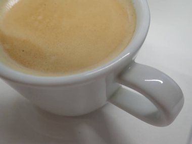 Taze demlenmiş kahvenin beyaz fincanı.