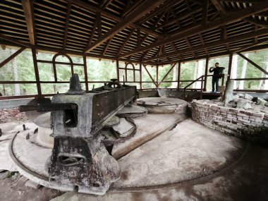 Eski bir metal makinesinin arkeolojik yerini keşfettim.