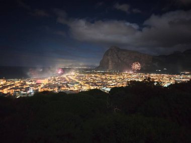 İtalya 'da renkli yeni yıl kutlamaları havai fişekleri