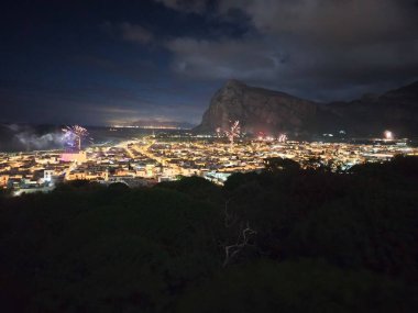 İtalya 'da renkli yeni yıl kutlamaları havai fişekleri