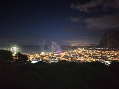 İtalya 'da renkli yeni yıl kutlamaları havai fişekleri