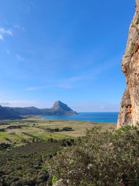 Güzel Sicilya manzarası, deniz ve doğa kayaları.