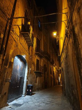 Gecenin eski İtalyan tarihi merkezi sokağı.