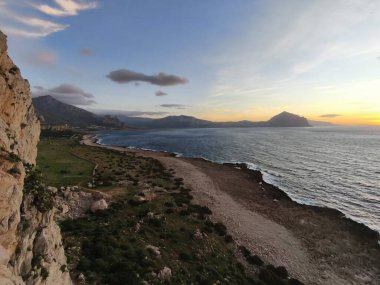 Güzel Sicilya manzarası, deniz ve doğa kayaları.