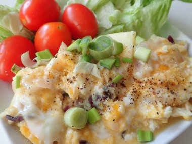 Kahvaltıda servis edilen çırpılmış yumurta.