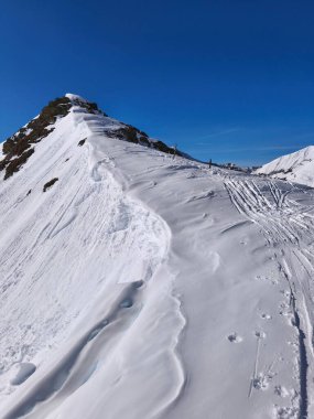 Dağlarda karla kaplı Alpler 'de güneşli bir kış günü