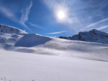 Dağlarda karla kaplı Alpler 'de güneşli bir kış günü