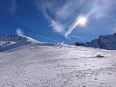 Dağlarda karla kaplı Alpler 'de güneşli bir kış günü