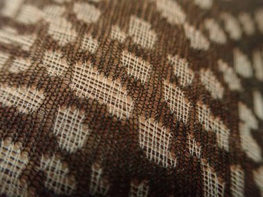 Kadınların bacak derilerinde siyah tayt izleri var.