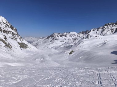 Dağlarda karla kaplı Alpler 'de güneşli bir kış günü