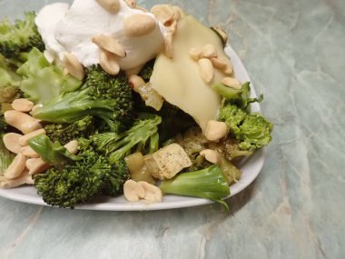 Mutfakta ev yapımı yeşil sebze yemeği.