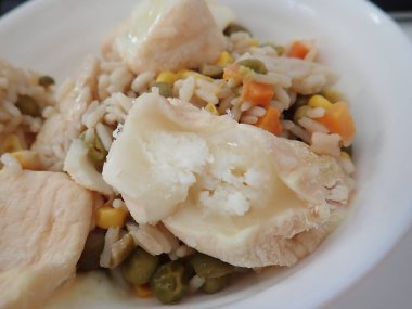 Bir porsiyon risotto karışık sebze kasede servis edilir.