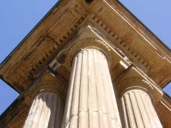 Three ancient columns under a roof — Stock Photo, Image