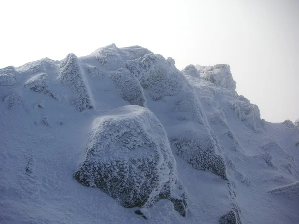 Roca congelada cubierta de nieve — Foto de Stock