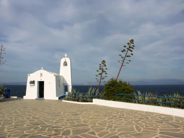 White greek chappel with high agave plant — Stock Photo, Image