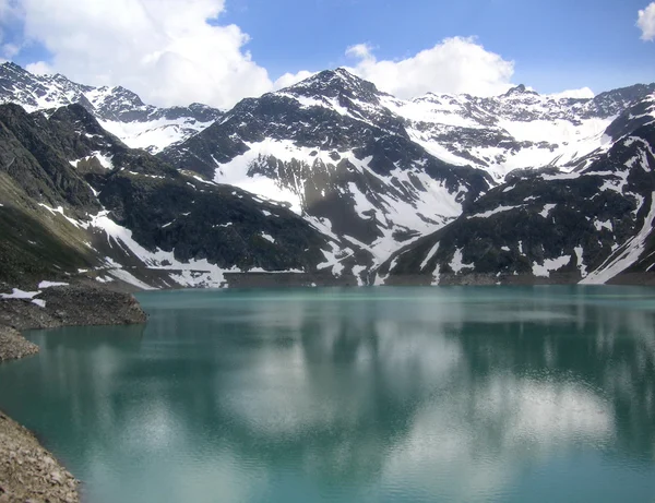 Montanhas nevadas refletidas no lago — Fotografia de Stock