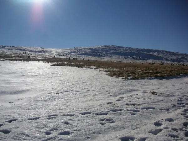 Giorno soleggiato all'inizio dell'inverno in montagna — Foto Stock