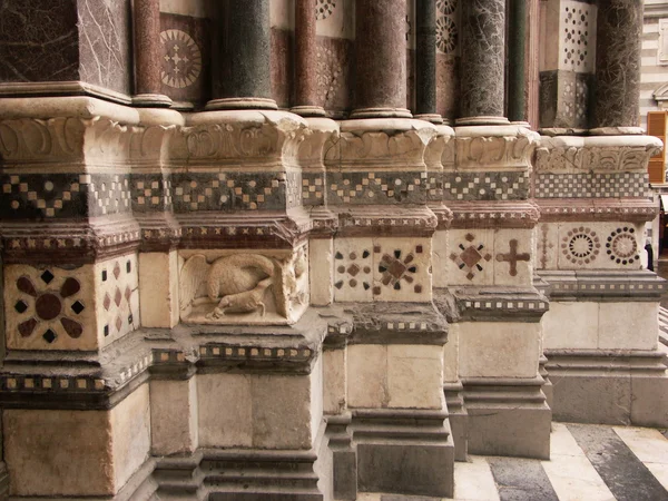 Architectural detail of the entrance of San Lorenzo cathedral in Genova — Stock Photo, Image