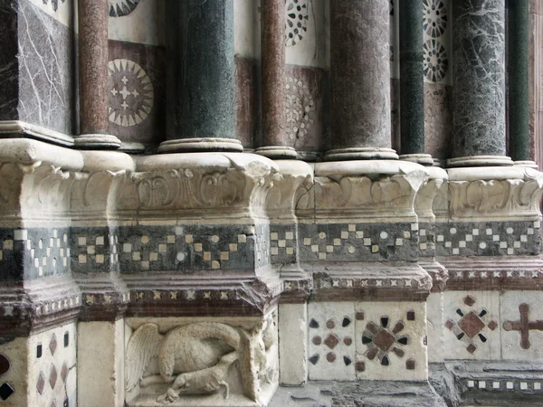 Архитектурные детали входа в собор Сан Лоренцо в Генуе — стоковое фото