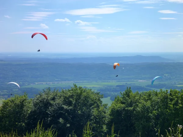 Paraglides latający na niebie — Zdjęcie stockowe