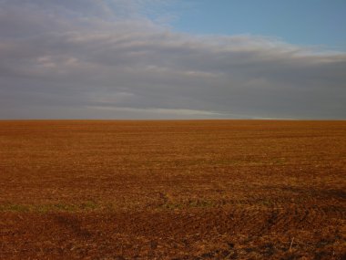 Kahverengi toprak ile sürülmüş alan