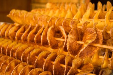 Patates cipsi şiş üzerinde