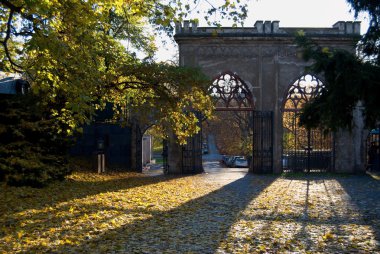 Akşam güneşi ile tarihi park kapısı arkadan aydınlatmalı
