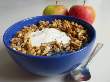 Mavi kase yoğurt ve fındık ile