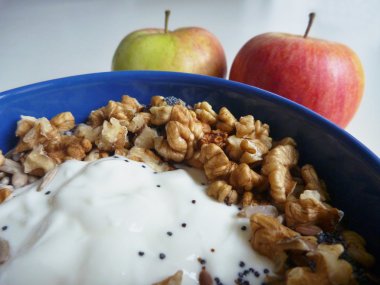 Mavi kase yoğurt ve fındık ile 