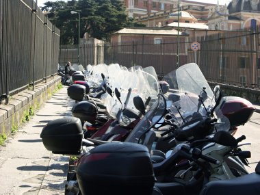 Birçok küçük motosiklet için park yeri 