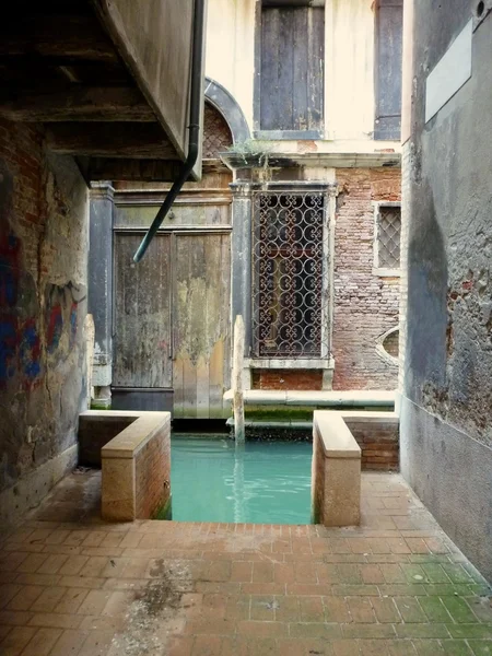 Small street in Venezia with access to the canal — Stock Photo, Image