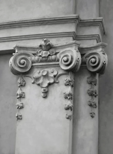 Декоративная историческая колонна в церкви в Праге — стоковое фото