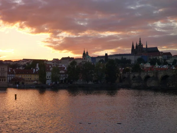 Panorama Zamku Praskiego w czasie zachodu słońca — Zdjęcie stockowe