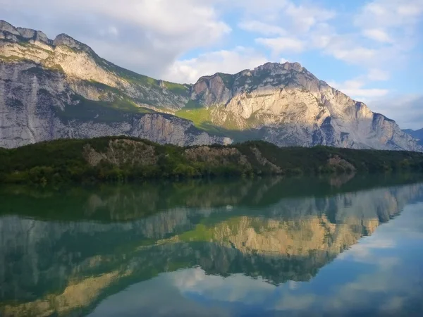 Berge spiegeln sich im See wider — Stockfoto